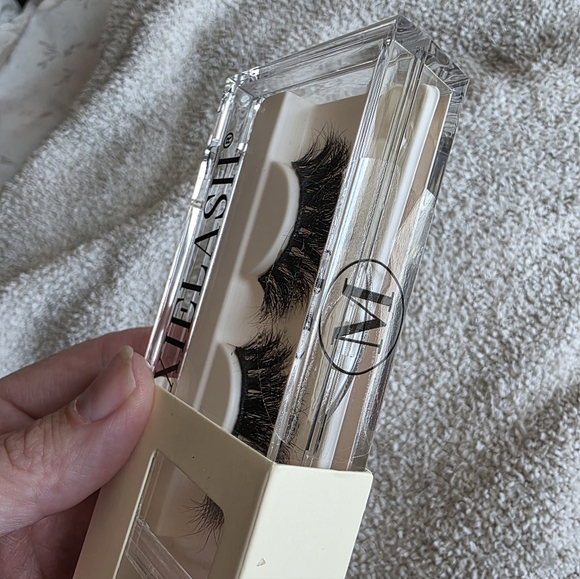 NWT Lashies by MoxieLash. Boujie Lash. Premium Silk Lashes. - Picture 3 of 4